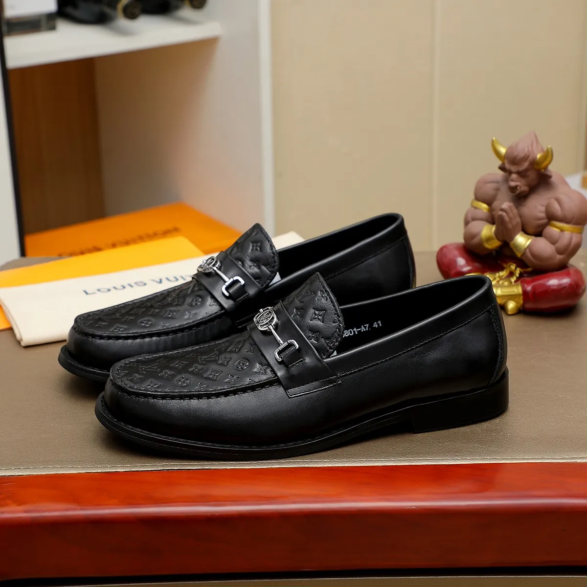 Men's shoes 460 💰 Louis Vuitton LV ® 🆕 model 🔛 full shoe counter, first layer cowhide, 🐂leather lining casual shoes for men, super soft outsole, a must-have for driving. Synchronized with the counter, original first layer cowhide, completely 1:1 mold customization 🌹 top version, color optional! Number: 38-44 (45.46 customized)